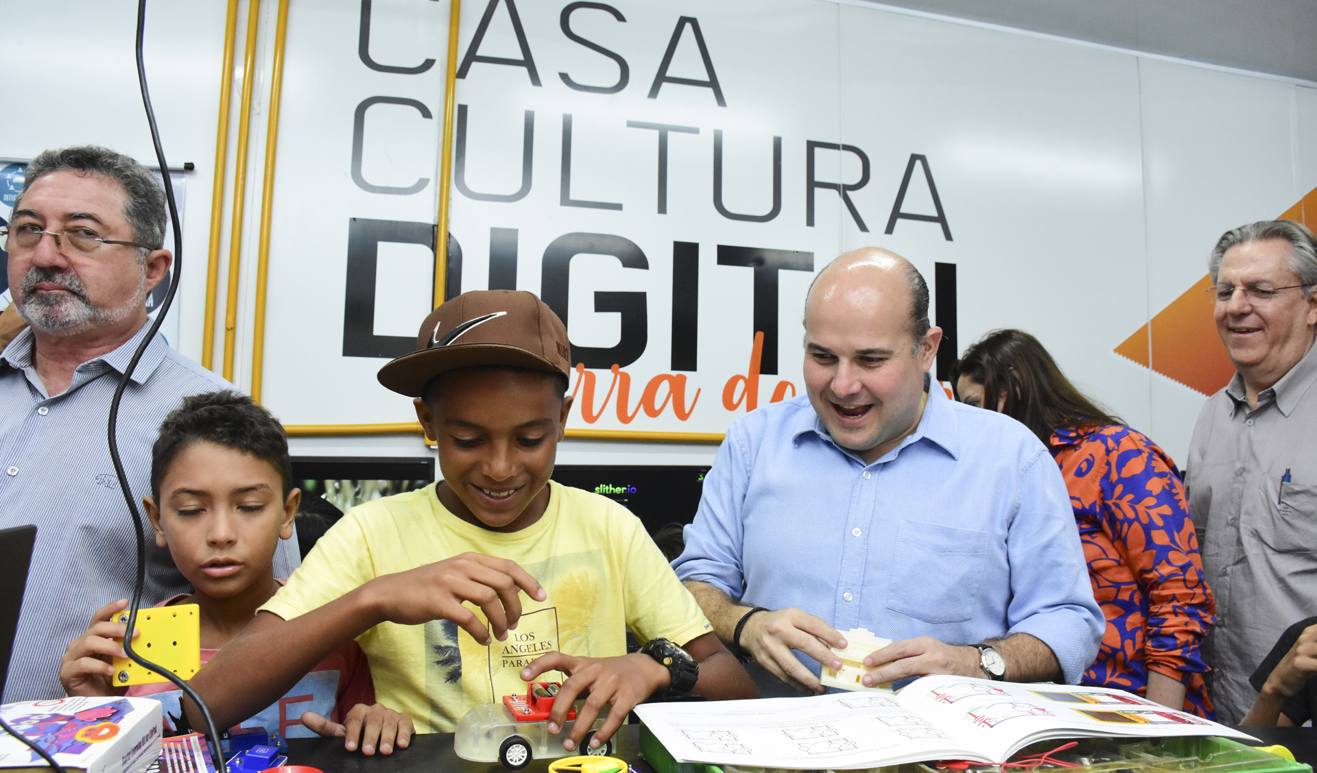 prefeito roberto cláudio conversa com uma criança